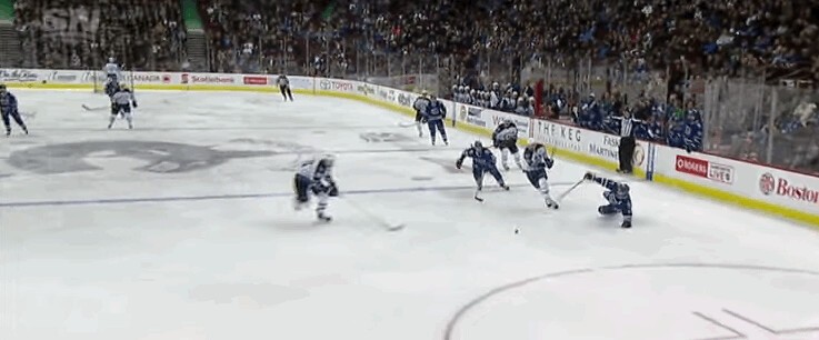 Une glace un peu trop... glissante pour les défenseurs des Canucks