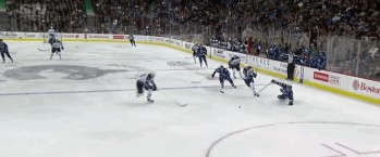 Une glace un peu trop... glissante pour les défenseurs des Canucks