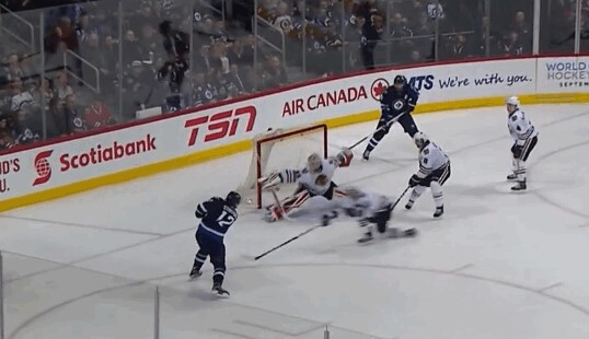 106 arrêts pour 3 blanchissages en NHL