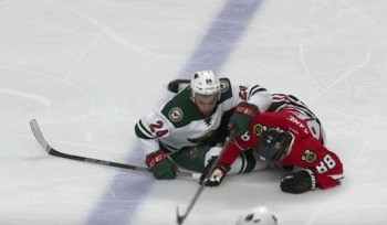 Patrick Kane aussi oublie parfois de lever la tête