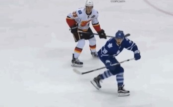 Un geste presque parfait de William Nylander face à Jonas Hiller