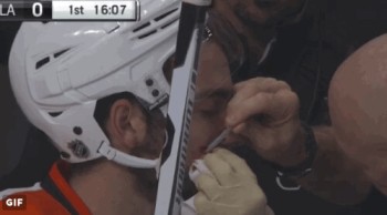 Shayne Gostisbehere ne ménage pas ses efforts pour éviter un hors-jeu