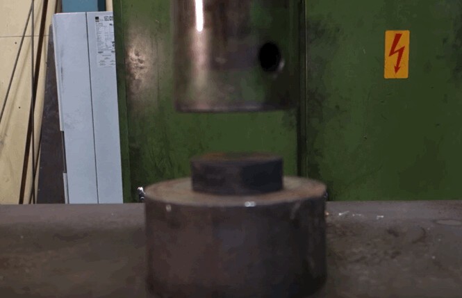 Rencontre fatale d'un puck avec une presse hydraulique