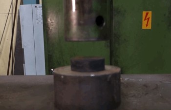 Rencontre fatale d'un puck avec une presse hydraulique