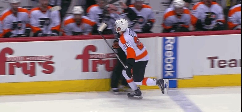 Un linesman goûte à la canne de Claude Giroux