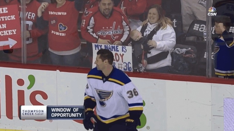 Troy Brouwer récompense un couple qui a donné son prénom à leur fils