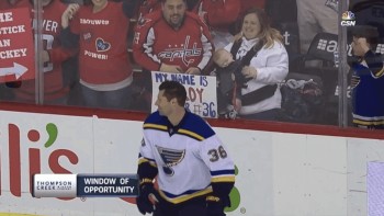 Troy Brouwer récompense un couple qui a donné son prénom à leur fils