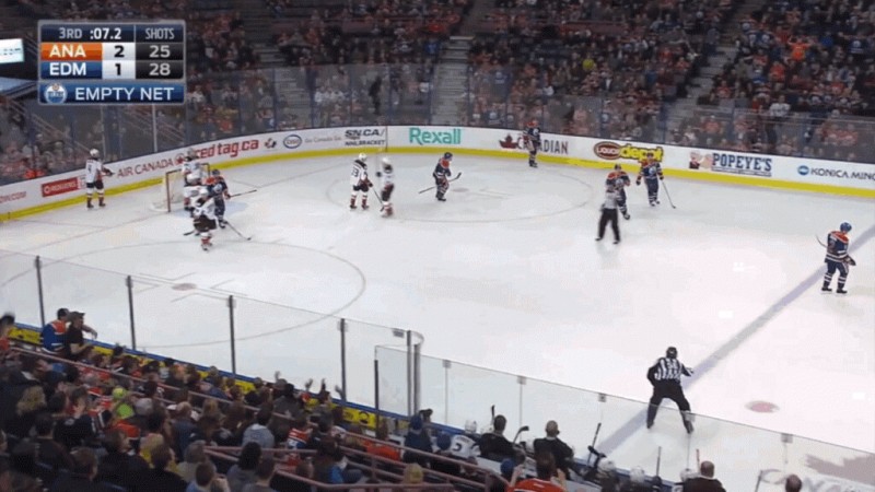 Un juge de ligne ruine la fin de match des Oilers