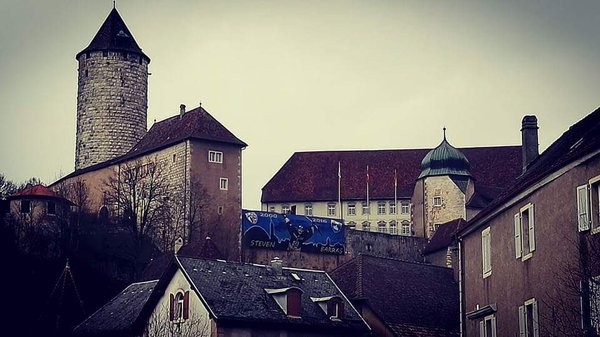 Le tifo de Steven Barras en bonne place sur le... Château de Porrentruy