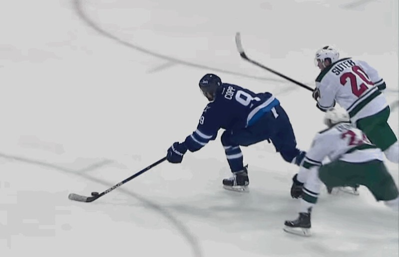 La défense du Wild paraît mal sur ce but d'Andrew Copp