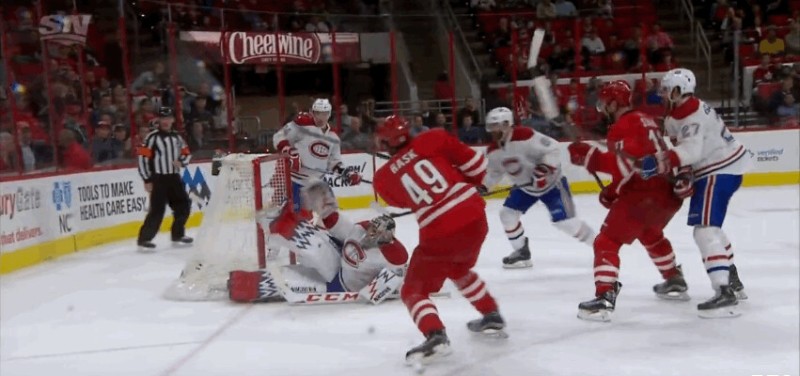 Un arrêt old school pour Charlie Lindgren