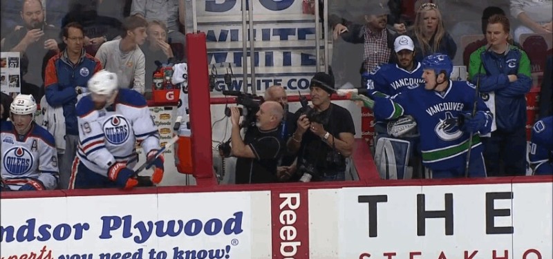 Derek Dorsett expulsé du match pour avoir arrosé son adversaire