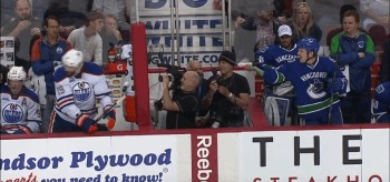 Derek Dorsett expulsé du match pour avoir arrosé son adversaire