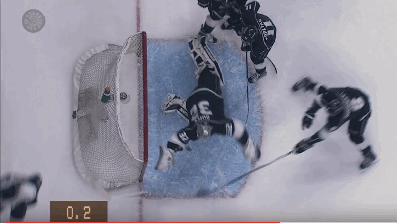 Jonathan Quick fait un big save sur la sirène