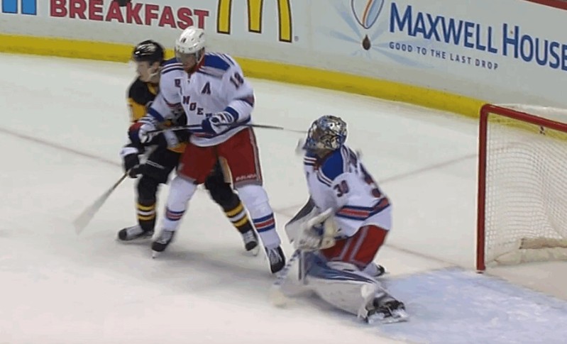 A voir : Henrik Lundqvist blessé à l'oeil par... Marc Staal