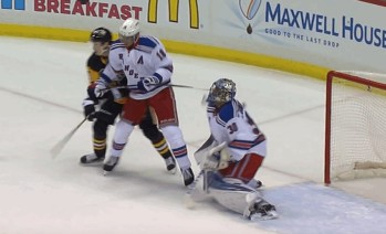 A voir : Henrik Lundqvist blessé à l'oeil par... Marc Staal