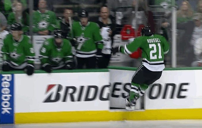 Antoine Roussel évite un hors-jeu pour "offrir" un goal aux Stars