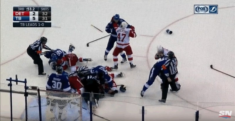Un match chaud entre le Lightning et les Red Wings, Zetterberg ramasse les dents de Datsyuk
