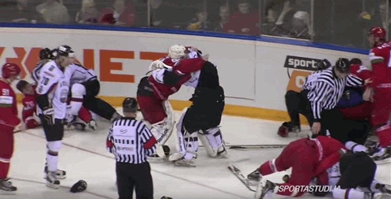 Edgars Masaļskis et Olegs Karnauhovs en viennent aux mains lors d'une bagarre générale