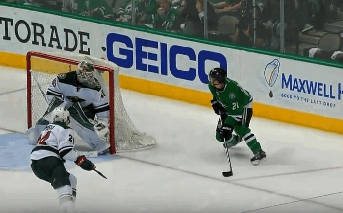 Antoine Roussel marque le but le plus bizarre de la saison