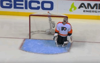 Steve Mason encaisse un but du centre de la glace