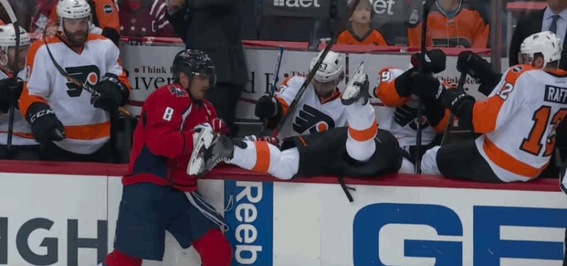 Alex Ovechkin renvoie Brayden Schenn sur son banc