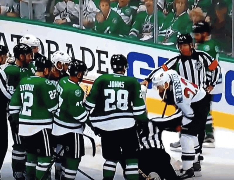 Nino Niederreiter s'énerve contre les Stars... et l'arbitre