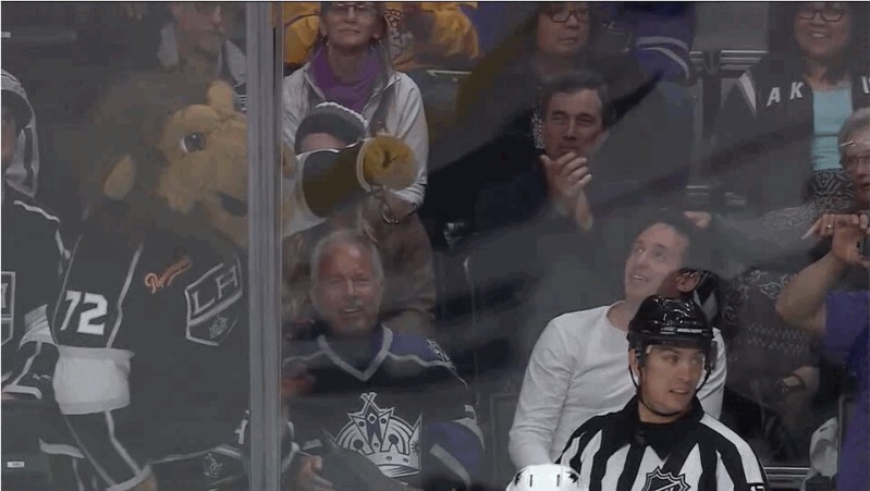 La mascotte des Kings offre des lunettes... à l'arbitre