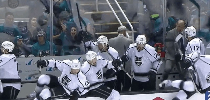 Une fan des Sharks célèbre... la victoire des Kings