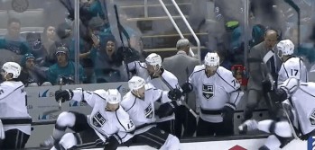 Une fan des Sharks célèbre... la victoire des Kings