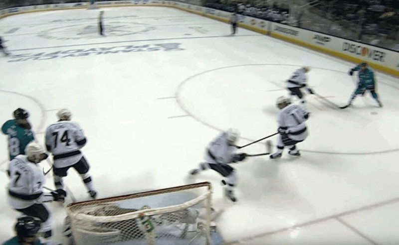 Un peu d'aide de Drew Doughty à son gardien