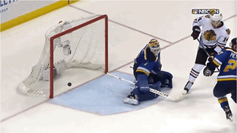 Et Brent Seabrook qui touche les deux poteaux