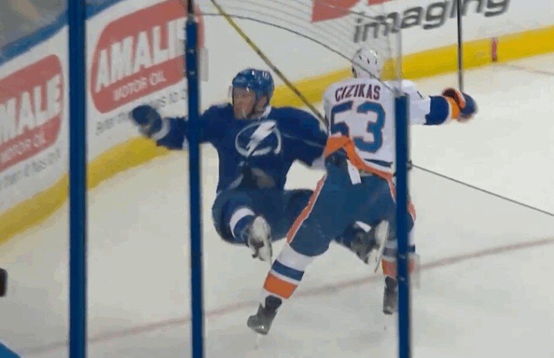 Enorme charge de Casey Cizikas sur Erik Condra