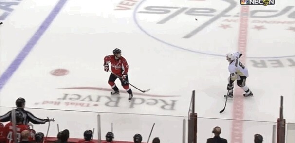 Magnifique passe lobée de Nicklas Backstrom pour Alex Ovechkin