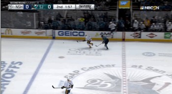 A voir : Roman Josi essaie d'éviter un surnombre en sautant... sur le banc adverse