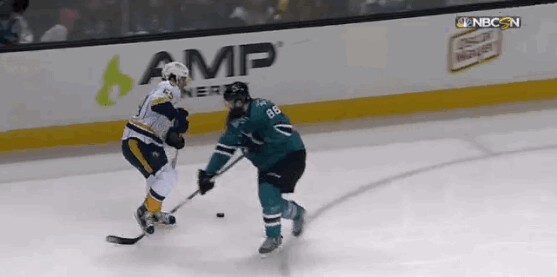 Joli dribble de Roman Josi sur Brent Burns