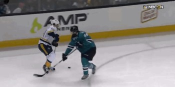Joli dribble de Roman Josi sur Brent Burns