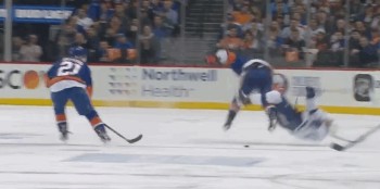 Quelle charge de Thomas Hickey sur Jonathan Drouin !