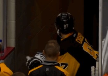 Sidney Crosby n'a guère apprécié le slashing d'Alex Ovechkin