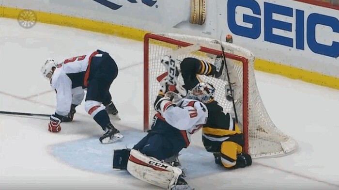 A voir : Dmitry Orlov balance Carl Hagelin sur son gardien