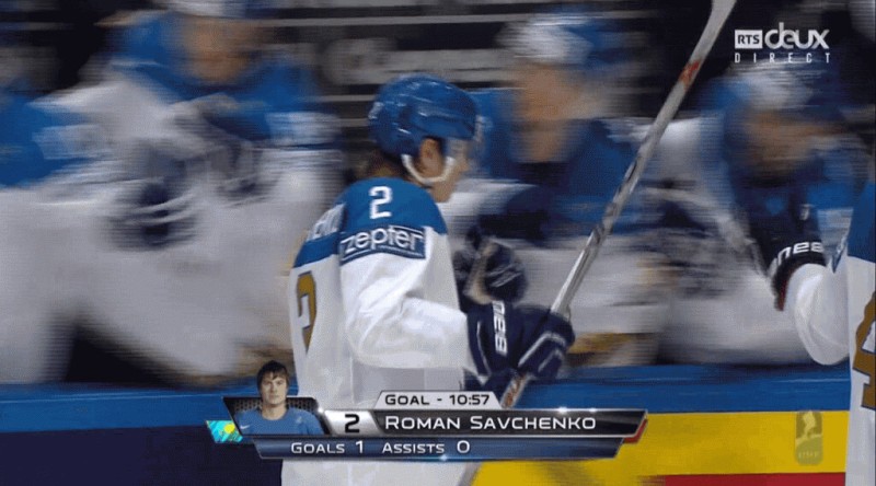 A revoir : le but du centre de la glace de Roman Savchenko sur Reto Berra