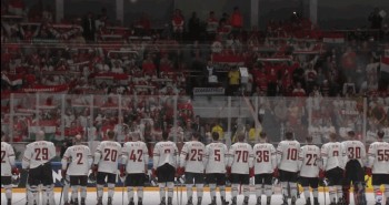 Les fans hongrois fêtent leur premier but contre le Canada en chantant l'hymne national