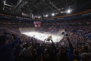 La première manche va aux Blues