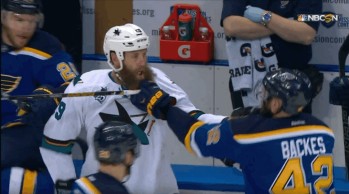 David Backes et Joe Thornton s'amusent comme des enfants