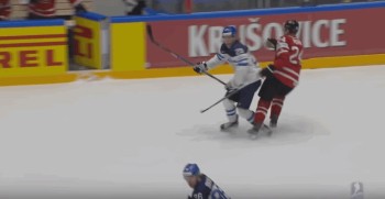 Un vilain geste de Corey Perry sur Patrik Laine