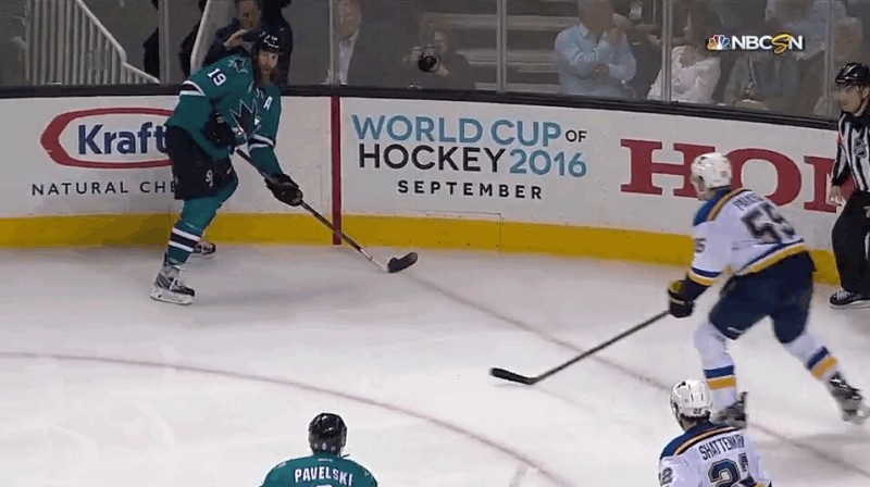 A revoir : la superbe passe de Thornton à Hertl