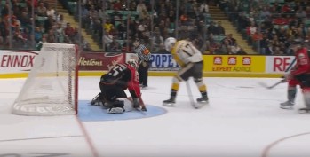 Superbe but entre les jambes de John Quenneville