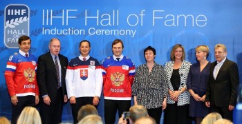 Peter Bondra, Sergei Fyodorov, Valeri Kamenski et Ville Peltonen au Hall of Fame de l'IIHF