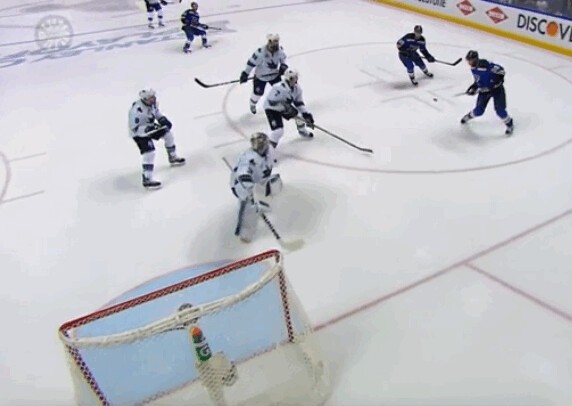 Un bien joli but de Troy Brouwer