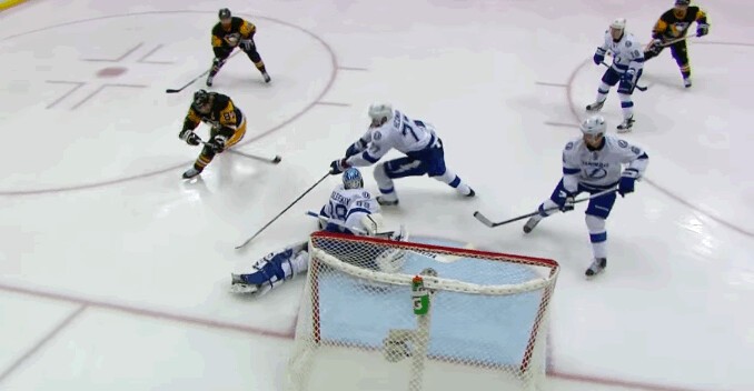 A revoir : le superbe arrêt d'Andrei Vasilevskiy sur Sidney Crosby